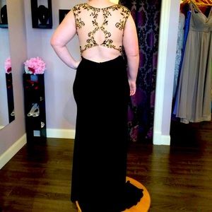 ALYCE Paris floor length dress
Black/ Gold
Size 10 (could fit and 8 or 12)